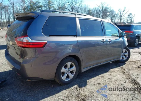 2018 Toyota Sienna Le 8 Passenger z USA, uszkodzony, nr VIN 5TDKZ3DC4JS912455